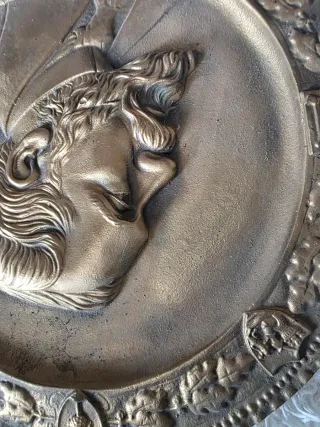 Medalla antigua de bronce con retrato