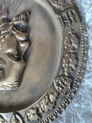 Medalla antigua de bronce con retrato