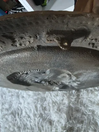 Medalla antigua de bronce con retrato