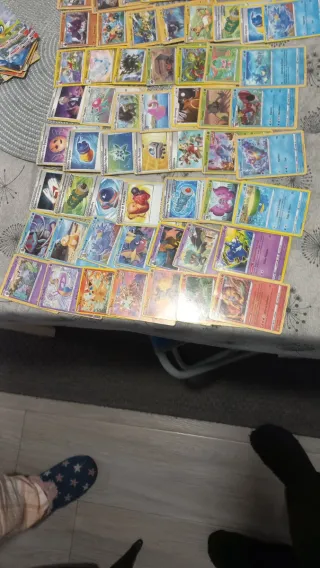 90 Cartas Pokémon + 2 Latas + Cartas Doradas