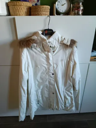 Piumino bianco con cappuccio e pelliccia