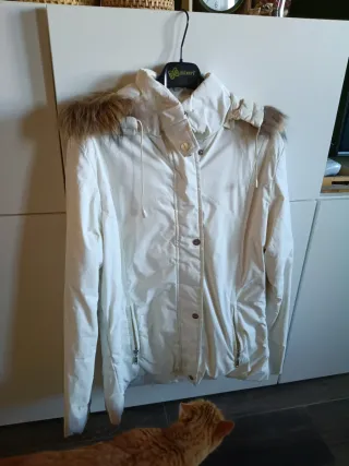 Piumino bianco con cappuccio e pelliccia