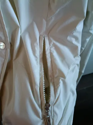 Piumino bianco con cappuccio e pelliccia