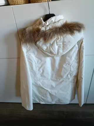 Piumino bianco con cappuccio e pelliccia