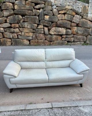 sofá piel beige