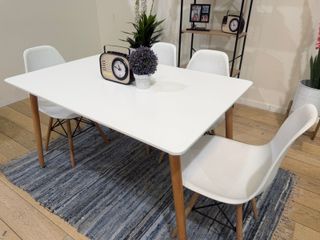 Mesa con 4 sillas nuevas de fábrica