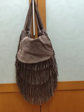 Bolso de ante con flecos, Zara.