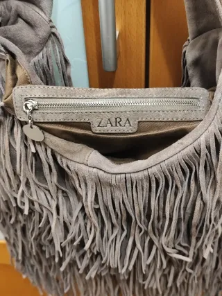 Bolso de ante con flecos, Zara.