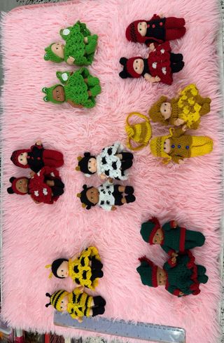 Lote de 12 muñecas tejidas a mano