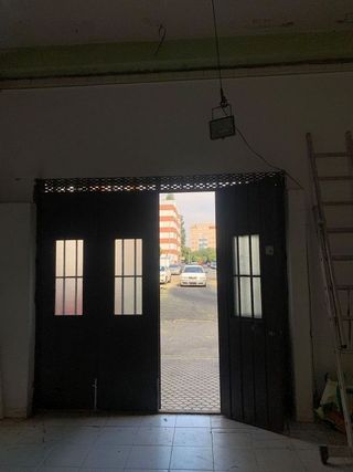 Local comercial en venta en Poligono Sur - La Oliva - Letanías en Sevilla