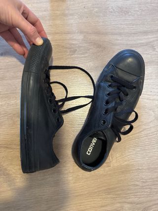 Converse All Star 38 de cuero negro.