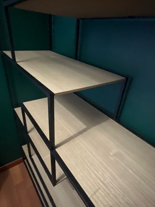 Estantería de metal y madera