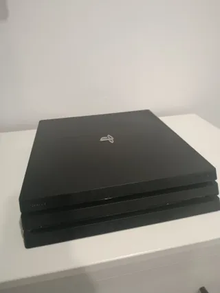 PS4 Pro + 2 Giochi + 1 Controller (Difetto Joystick)
