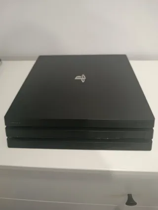 PS4 Pro + 2 Giochi + 1 Controller (Difetto Joystick)