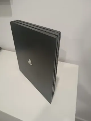 PS4 Pro + 2 Giochi + 1 Controller (Difetto Joystick)