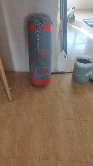 Saco de boxeo gris y rojo