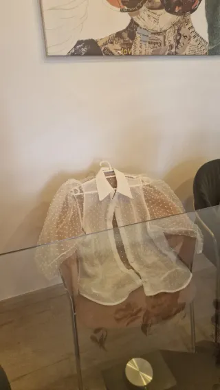 Blusa abullonada blanca transparente con topos