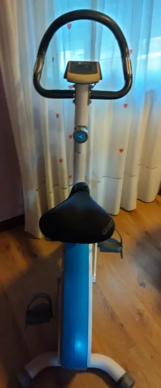 Bicicleta Estática Azul y Blanca