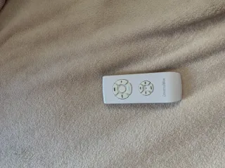 Ventilador de techo blanco con mando a distancia