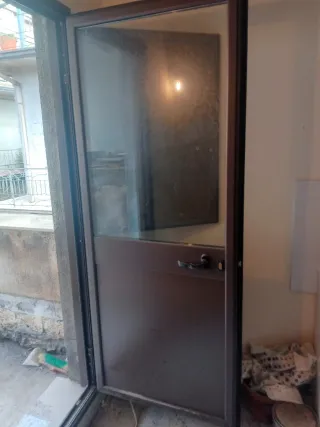 Porta in alluminio marrone