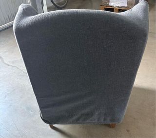 Sillón de tela gris