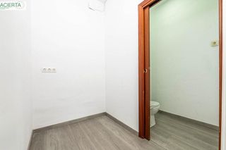 Local comercial en venta en Cervantes en Granada