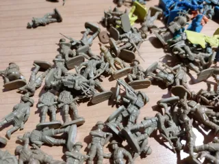 Lote soldados 1/72 y Montaplex.