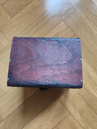 Cofre de madera decorado mapa