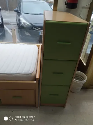 Cama de madera con cajones