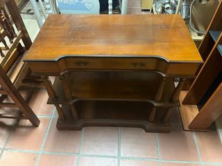 Escritorio de madera con cajones