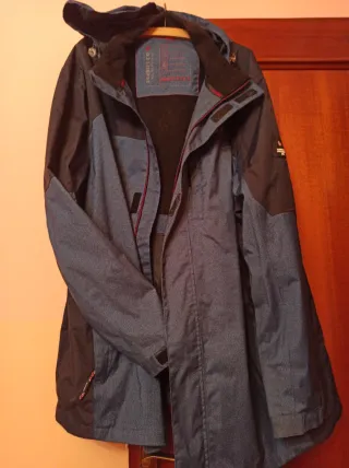 Chubasquero cortavientos azul y marrón