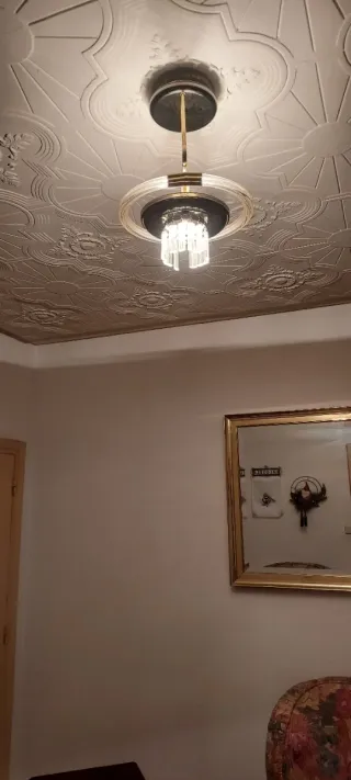 Lámpara de techo dorada y transparente