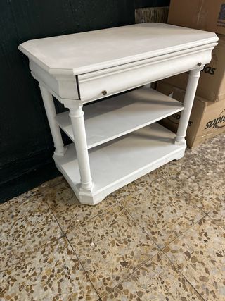 Mesa auxiliar blanca con estantes