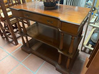 Escritorio de madera con cajón