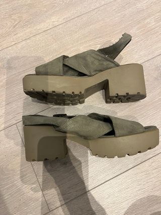 Sandalias verde oliva con plataforma