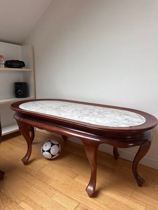 Mesa de centro ovalada de madera y mármol