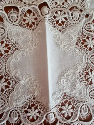 Tovaglia centrotavola ricamata a mano a intaglio