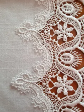 Tovaglia centrotavola ricamata a mano a intaglio