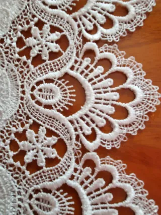 Tovaglia centrotavola ricamata a mano a intaglio