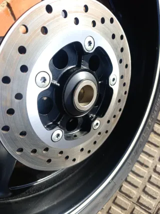 Llanta Yamaha R1 con Neumático Bridgestone