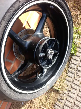 Llanta Yamaha R1 con Neumático Bridgestone