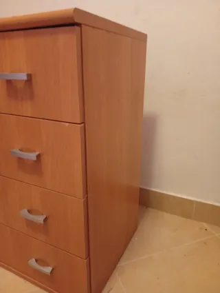 Cómoda de madera con 4 cajones