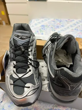 Zapatillas Asics Grises y Plateadas