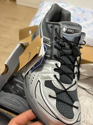 Zapatillas Asics Grises y Plateadas