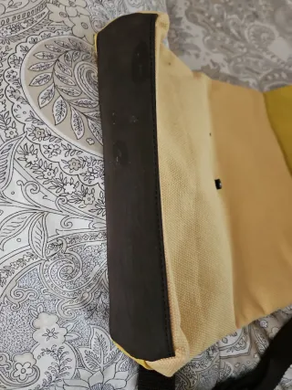 Bolso bandolera amarillo. Marca Slang