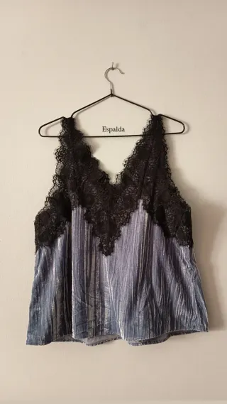 Top lencero satinado con encaje negro elegante