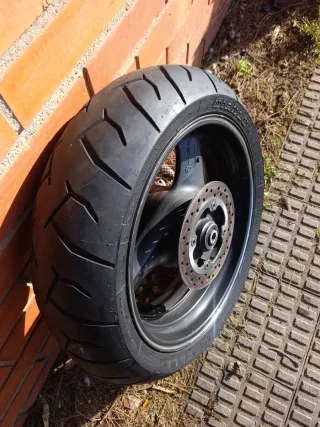 Llanta trasera con neumáticos honda vtr 1000
