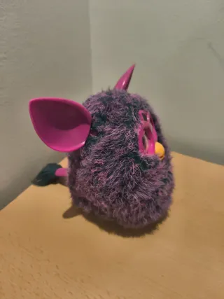 Muñeco Furby color fucsia