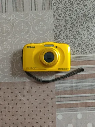 Nikon Coolpix S33 amarilla con tarjeta 4Gb