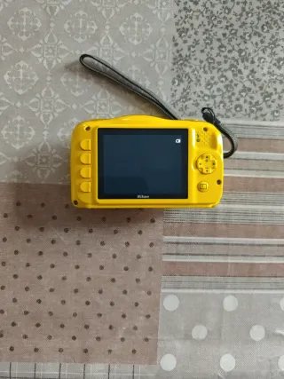 Nikon Coolpix S33 amarilla con tarjeta 4Gb